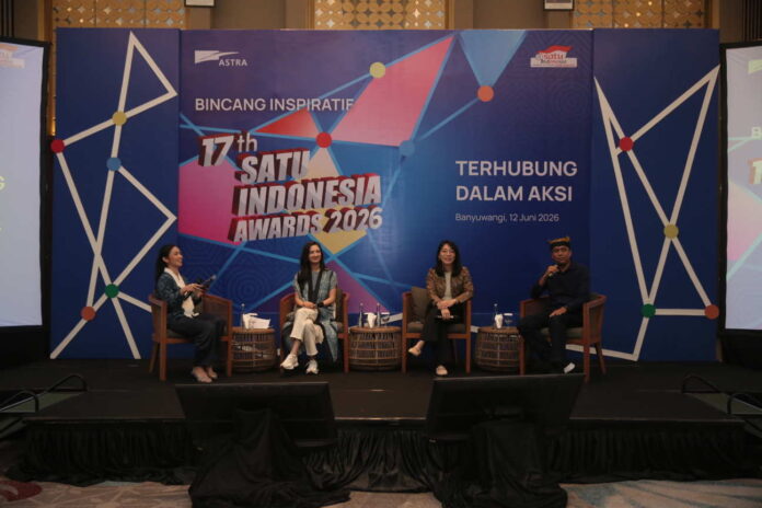 Dewan Juri sekaligus Staf Khusus Menkomdigi RI Raline Shah (kedua kiri), Head of Corporate Communications Astra Windy Riswantyo (kedua kanan) serta Penerima Apresiasi SATU Indonesia Awards 2021 sekaligus Penggerak Desa Sejahtera Astra Lali Gadget Sidoarjo Achmad Irfandi (kanan) berbagi cerita dalam acara Bincang Inspiratif 17th SATU Indonesia Awards 2026 “Terhubung Dalam Aksi” di Banyuwangi pada Jumat siang (12/6).