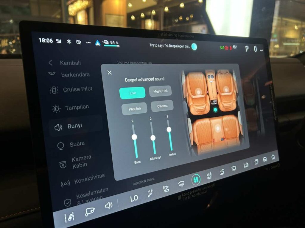 Deepal S07 menggunakan chipset Qualcomm 8155 yang mendukung sistem infotainment dan konektivitas kendaraan. Layar utama 15,6 inci