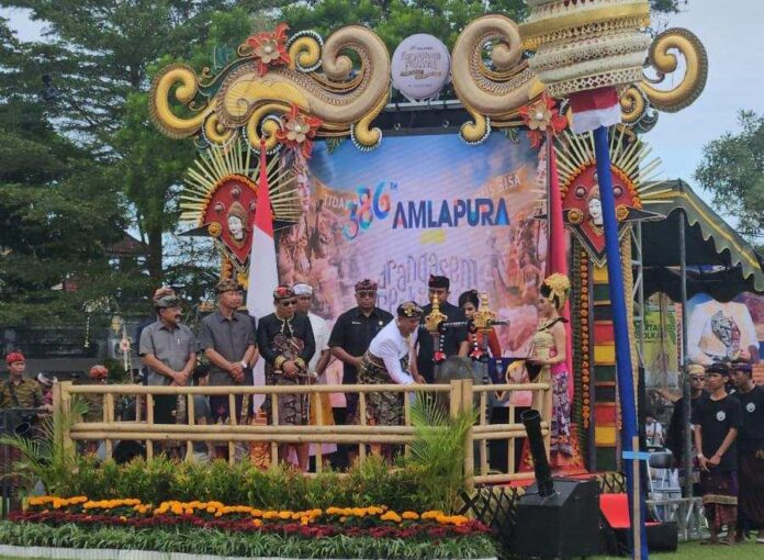 Usung Semangat “Tak Mudah Tapi Harus Bisa”, Bupati Gus Par Resmi Buka Karangasem Festival dan Parade Budaya HUT ke-386 Kota Amlapura