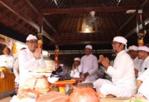 Wali Kota Denpasar, I Gusti Ngurah Jaya Negara menghadiri Karya Memungkah Ngenteg Linggih, Tawur Balik Sumpah Utama, Pedudusan Agung di Pura Dalem Pengaotan, Desa Adat Bekul, Desa Penatih Dangin Puri, Kecamatan Denpasar Timur, Minggu (21/6/2026). Sumber Foto : Istimewa