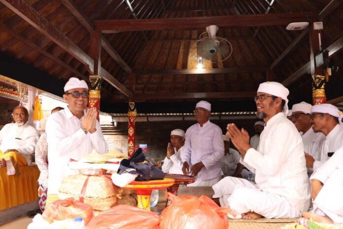 Wali Kota Denpasar, I Gusti Ngurah Jaya Negara menghadiri Karya Memungkah Ngenteg Linggih, Tawur Balik Sumpah Utama, Pedudusan Agung di Pura Dalem Pengaotan, Desa Adat Bekul, Desa Penatih Dangin Puri, Kecamatan Denpasar Timur, Minggu (21/6/2026). Sumber Foto : Istimewa