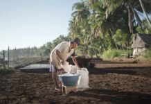 Masyarakat Desa Sejahtera Astra Desa Les mempertahankan tradisi pembuatan garam tradisional yang diwariskan secara turun-temurun sebagai bagian dari pengembangan ekonomi berbasis potensi lokal dan keberlanjutan desa.