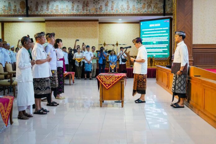 Perkuat Birokrasi Berbasis Merit, Bupati Adi Arnawa Lantik 156 Pejabat di Badung