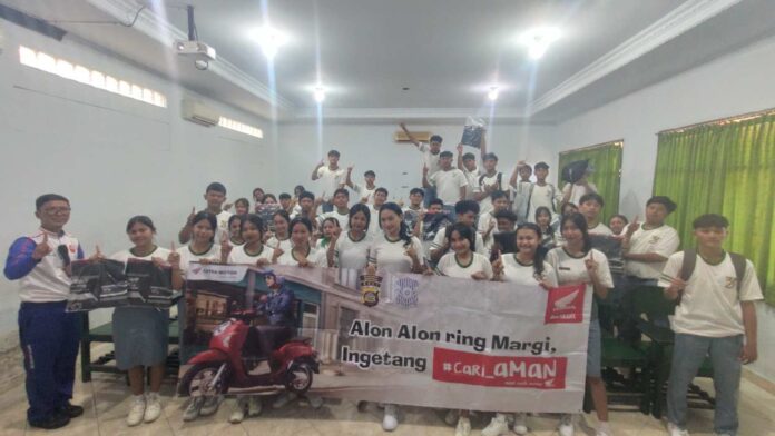 Puluhan Murid SMK Pariwisata Mengwitani Dapat Edukasi Keselamatan Berkendara, Astra Motor Bali Gaungkan Semangat #Cari_Aman