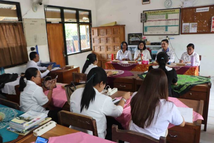 Sekretaris TP PKK Buleleng Ajak Guru dan Peserta Didik Jaga Kebersihan dan Kesehatan di Lingkungan Sekolah
