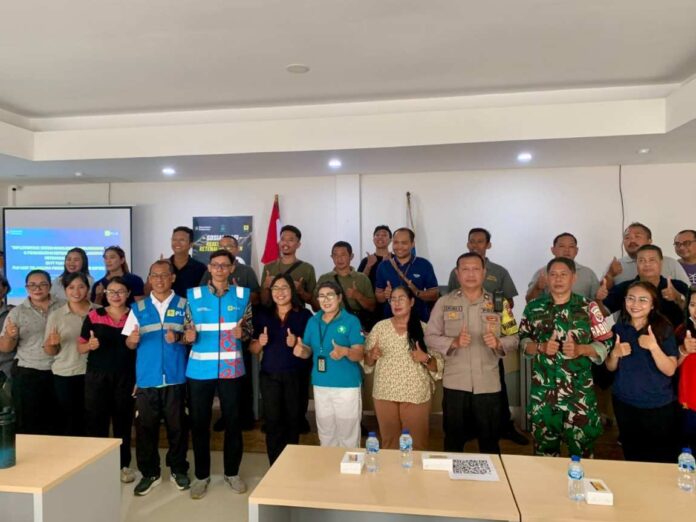 Tim PLN UP2D Bali berkesempatan berfoto bersama dengan perangkat desa Dauh Puri Kangin swtelah acara sosialisasi selesai dilaksanakan