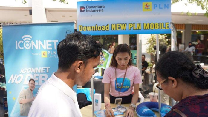 Petugas PLN memberikan informasi dan pendampingan kepada pengunjung yang mengunjungi Booth PLN pada gelaran Bali Jagadhita 2026 di Mall Bali Galeria, Denpasar, Sabtu (6/6). Melalui booth tersebut, PLN memperkenalkan berbagai kemudahan layanan digital melalui PLN Mobile serta layanan internet ICONNET untuk mendukung kebutuhan masyarakat yang semakin terdigitalisasi.