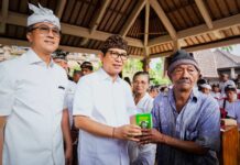 82 Ribu KK di Badung Terima Bantuan Rp2 Juta, Bupati Adi Arnawa Pastikan Masyarakat Badung Tetap Tenang Rayakan hari raya Bupati Adi Arnawa menyerahkan simbolis di Banjar Sekarmukti Petang, Wantilan Pura Dalem Desa Adat Blahkiuh, Abiansemal serta Banjar Tengah Kaler dan Kelod Desa Gulingan Mengwi, Kamis (11/6/2026). Sumber Foto : Istimewa