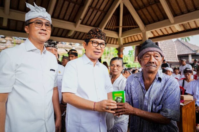 Bupati Adi Arnawa menyerahkan simbolis di Banjar Sekarmukti Petang, Wantilan Pura Dalem Desa Adat Blahkiuh, Abiansemal serta Banjar Tengah Kaler dan Kelod Desa Gulingan Mengwi, Kamis (11/6/2026). Sumber Foto : Istimewa