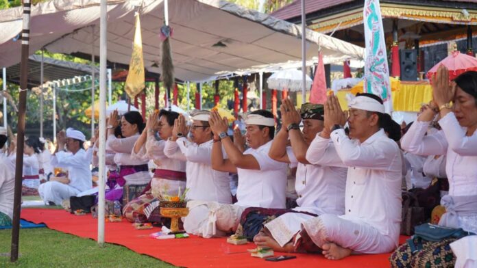 Piodalan Pura Jagatnatha, Wabup Supriatna Ajak Masyarakat Perkuat Spiritualitas