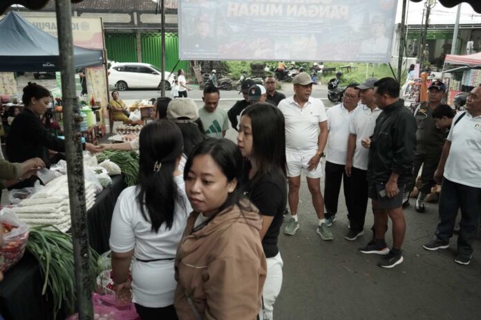 Ringankan Beban Warga Jelang Galungan, Bupati Gus Par Tinjau Pasar Murah di CFD