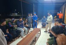 Perahu Terbalik Saat Memancing, Enam Orang Nyaris Kehilangan Nyawa Tim SAR Gabungan saat melakukan proses evakuasi terhadap enam orang yang tercebur ke laut saat memancing di perairan Desa Sanggalangit, Kecamatan Gerokgak, Buleleng. Sumber Foto : Istimewa
