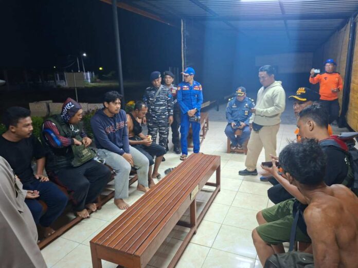 Tim SAR Gabungan saat melakukan proses evakuasi terhadap enam orang yang tercebur ke laut saat memancing di perairan Desa Sanggalangit, Kecamatan Gerokgak, Buleleng. Sumber Foto : Istimewa