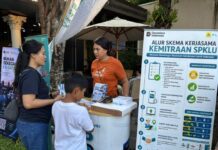 Suasana booth PLN pada kegiatan BSI Oto di Denpasar, Sabtu (13/6), yang menjadi sarana edukasi masyarakat mengenai ekosistem kendaraan listrik dan layanan digital PLN.