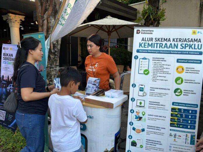 Suasana booth PLN pada kegiatan BSI Oto di Denpasar, Sabtu (13/6), yang menjadi sarana edukasi masyarakat mengenai ekosistem kendaraan listrik dan layanan digital PLN.