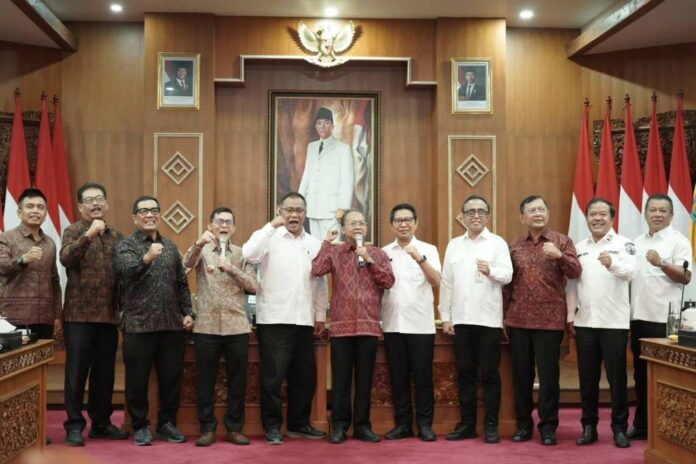Komit Dukung Bali 100 Persen Memilah Sampah, Wabup Pandu Ajak Masyarakat Mulai dari Rumah