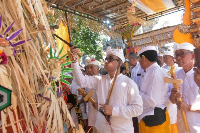 Wali Kota Denpasar, I Gusti Ngurah Jaya Negara saat menghadiri Penyineban Karya Memungkah, Ngenteg Linggih, Tawur Tabuh Gentuh, Mapadudusan Agung Menawa Ratna di Pura Dang Khayangan Payogan Agung dan Taman Beji Segara Rupek, Redite Umanis Langkir, Minggu (28/6/2026). Sumber Foto : Istimewa