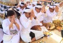 Wali Kota Denpasar, I Gusti Ngurah Jaya Negara bersama Wakil Wali Kota I Kadek Agus Arya Wibawa dalam kesempatan menghadiri Bhakti Pujawali di Pura Sakenan Desa Adat Serangan, Denpasar, Sabtu (27/6/2026). Sumber Foto : Istimewa