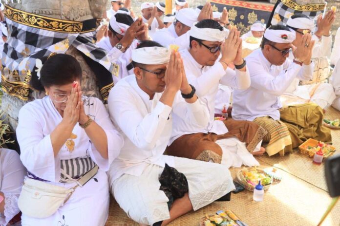 Wali Kota Denpasar, I Gusti Ngurah Jaya Negara bersama Wakil Wali Kota I Kadek Agus Arya Wibawa dalam kesempatan menghadiri Bhakti Pujawali di Pura Sakenan Desa Adat Serangan, Denpasar, Sabtu (27/6/2026). Sumber Foto : Istimewa