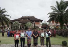 Bupati Gus Par dan Wabup Guru Pandu Apresiasi Petugas Pendukung HUT ke-386 Kota Amlapura dengan Bantuan Sembako Bupati Gus Par dan Wabup Guru Pandu Apresiasi Petugas Pendukung HUT ke-386 Kota Amlapura dengan Bantuan Sembako