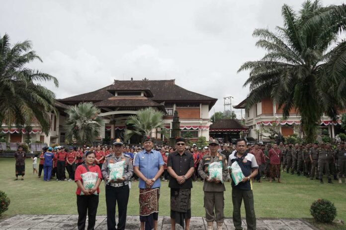 Bupati Gus Par dan Wabup Guru Pandu Apresiasi Petugas Pendukung HUT ke-386 Kota Amlapura dengan Bantuan Sembako