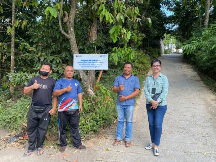 BRI Peduli Bangun Jalan Beton di Desa Bebetin, Permudah Petani Angkut Hasil Panen