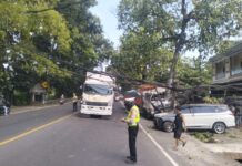 Gegara Rem Blong, Truk Tronton Tabrak Pohon dan Tiang Listrik di Penyalin