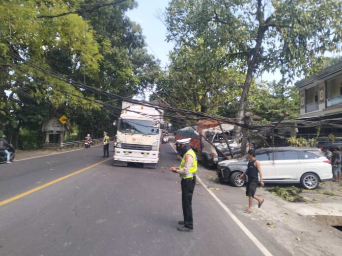 Gegara Rem Blong, Truk Tronton Tabrak Pohon dan Tiang Listrik di Penyalin