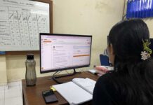 Operator SPMB SMP negeri sedang melakukan verifikasi berkas ajuan calon murid. Sumber Foto : Istimewa
