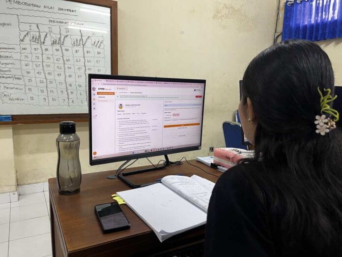 Operator SPMB SMP negeri sedang melakukan verifikasi berkas ajuan calon murid. Sumber Foto : Istimewa