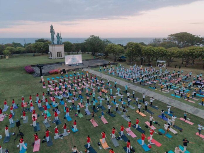 Perayaan Hari Yoga Internasional ke-12 di Nusa Dua