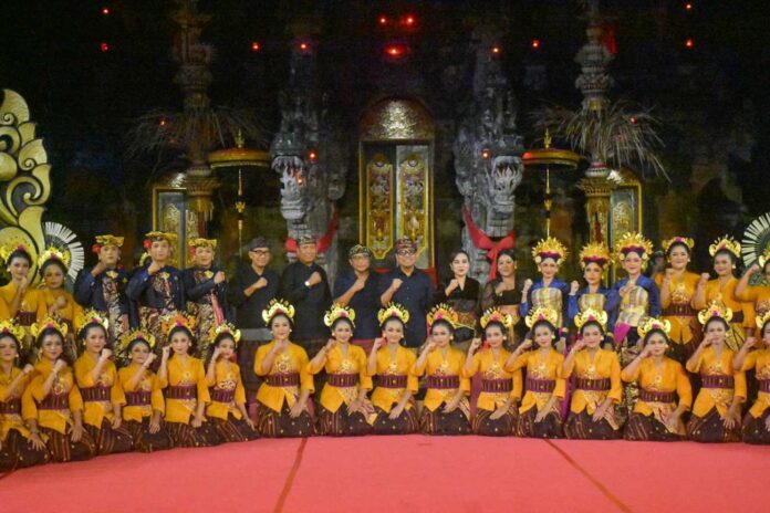 Wakil Wali Kota Denpasar, I Kadek Agus Arya Wibawa bersama Sekda Kota Denpasar, I Gusti Ngurah Eddy Mulya saat menyaksikan penampilan Sekehe Gong Kebyar Wanita (GKW) Swara Ratna Kencana, Banjar Anyar-Anyar, Desa Ubung Kaja, Duta Kota Denasar pada Utsawa (Parade) Gong Kebyar Wanita yang digelar di Panggung Terbuka Ardha Candra, Taman Budaya Art Center, Provinsi Bali, Sabtu (20/6/2026) malam. Sumber Foto : Istimewa