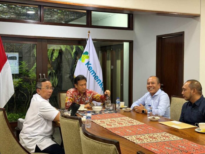 BaliPortalNews_ menkes Bupati Karangasem I Gusti Putu Parwata saat diterima langsung oleh Menkes RI Budi Gunadi Sadikin di Jakarta, Kamis (11/6). Pertemuan ini membawa angin segar bagi percepatan fasilitas kesehatan di Karangasem.