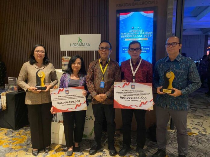 Wali Kota Denpasar, I Gusti Ngurah Jaya Negara didampingi Sekretaris Daerah Kota Denpasar, I Gusti Ngurah Eddy Mulya; Kepala BPKAD Kota Denpasar, Ni Putu Kusumawati; Kepala Dinas Tenaga Kerja dan Sertifikasi Kompetensi Kota Denpasar, IGA Ngurah Raini; dan Kepala Bappeda Kota Denpasar, ⁠I Wayan Putra Sarjana dalam kesempatan menerima dua penghargaan dalam ajang Apresiasi Pemerintah Daerah (Pemda) Berprestasi 2026 Regional Jawa-Bali yang berlangsung di Hotel JW Marriott Yogyakarta, Kamis (4/6/2026). Sumber Foto : Istimewa