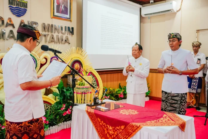 Bupati Wayan Adi Arnawa mengambil sumpah jabatan dan melantik I Made Putra Wijaya sebagai Direktur Umum Perumda Air Minum Tirta Mangutama masa bakti 2026-2031 di Kantor Perumda Air Minum Tirta Mangutama, Kabupaten Badung, Rabu (2462026). Sumber Foto Istimewa