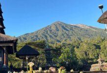 Hormati Pujawali di Pura Pengubengan, Pendakian Gunung Agung Ditutup Sementara Selama Sepekan