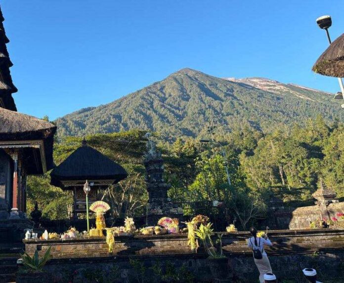 Hormati Pujawali di Pura Pengubengan, Pendakian Gunung Agung Ditutup Sementara Selama Sepekan