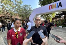 (Kiri-Kanan). Olympian lompat jauh Indonesia, Maria Londa dan Wakil Ketua Umum Komite Olimpiade Indonesia, Ismail Ning. Sumber Foto : tis/bpn