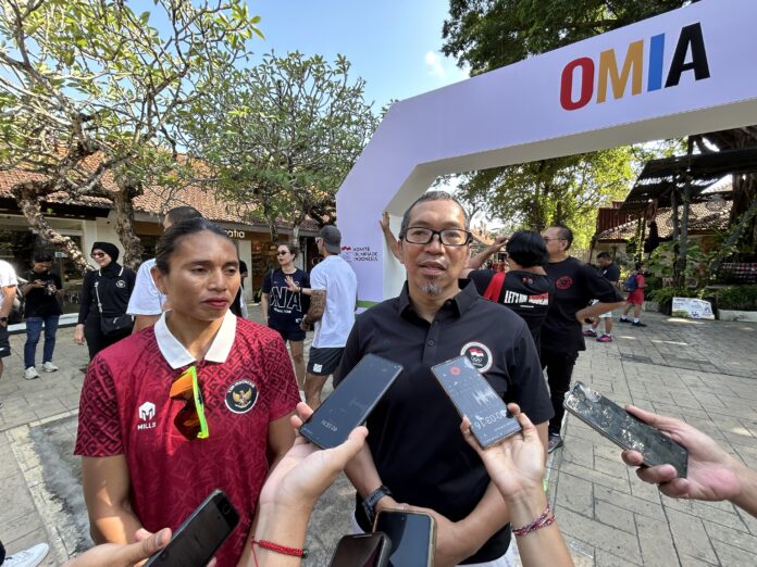 (Kiri-Kanan). Olympian lompat jauh Indonesia, Maria Londa dan Wakil Ketua Umum Komite Olimpiade Indonesia, Ismail Ning. Sumber Foto : tis/bpn