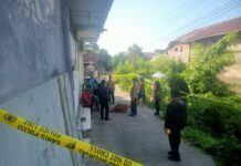 Diduga Asmanya Kambuh, Pria Asal Cianjur Ditemukan Meninggal Tertindih Motor Polisi saat melakukan proses olah TKP kejadian pria asal Cianjur yang meninggal tertindih sepeda motor di Gang Belimbing, Kelurahan Banyuning, Singaraja. Sumber Foto : Istimewa