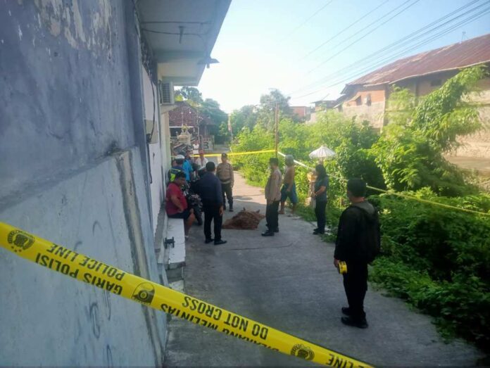 Olah TKP _Admin2 Polisi saat melakukan proses olah TKP kejadian pria asal Cianjur yang meninggal tertindih sepeda motor di Gang Belimbing, Kelurahan Banyuning, Singaraja. Sumber Foto : Istimewa