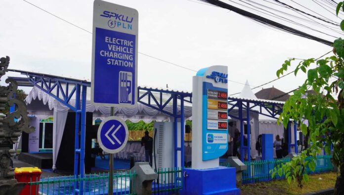 SPKLU Center PLN Hayam Wuruk Denpasar menjadi salah satu pusat pengisian kendaraan listrik terlengkap di Bali yang mendukung kenyamanan pengguna kendaraan listrik dalam melakukan perjalanan di Pulau Dewata.