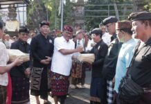 Bagikan 300 Paket Daging Babi