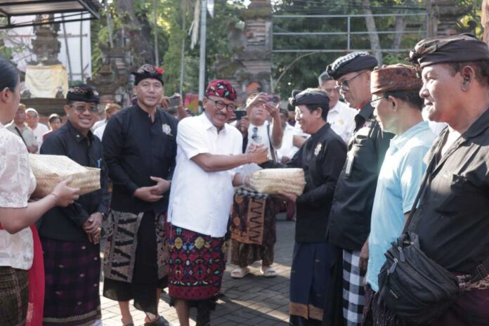 Bagikan 300 Paket Daging Babi