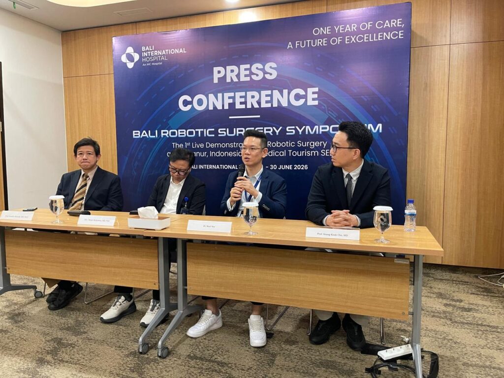 (dari kiri ke kanan) Prof. Iswanto Sucandy, MD, FACS., Dr. I Made Mulyawan, MD, PhD., Dr. Noel Yeo dan Prof. Seung Kook Cho, MD
