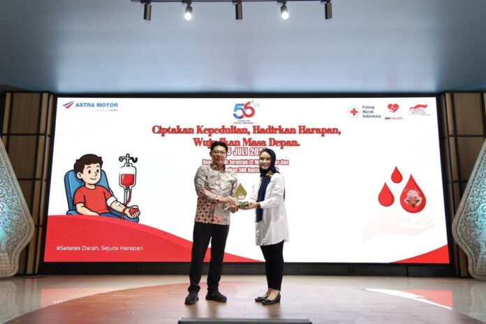 Chief Executive Astra Motor Robien Tony menyalurkan 560 Kantong Darah kepada Perwakilan Kepala UDD Palang Merah Indonesia Provinsi Jateng Dokter Okty Prahalanitya,SpPk,Mars,Biomed pada hari Rabu 15 Juli 2026 di Gedung Astra Motor Safety Riding Center Jawa Tengah.