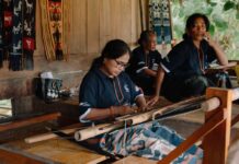 PT Astra International Tbk Perkuat Desa Sejahtera Astra Sumba Timur melalui Pelestarian Tenun Ikat dan Pemberdayaan Perempuan Perempuan penenun Desa Sejahtera Astra Sumba Timur menghasilkan Tenun Ikat khas Sumba yang merepresentasikan identitas budaya, kearifan lokal, serta kedekatan masyarakat dengan alam dan tradisi leluhur.