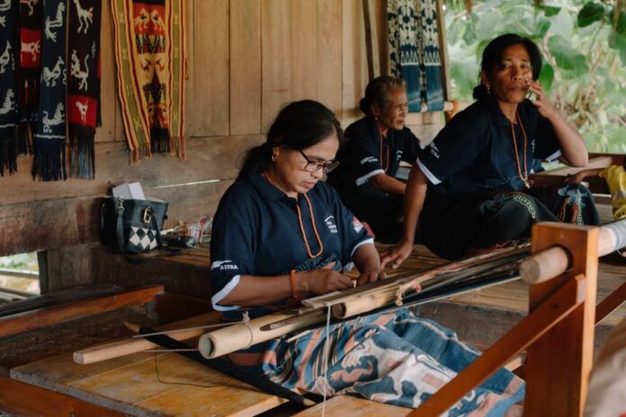 Perempuan penenun Desa Sejahtera Astra Sumba Timur menghasilkan Tenun Ikat khas Sumba yang merepresentasikan identitas budaya, kearifan lokal, serta kedekatan masyarakat dengan alam dan tradisi leluhur.