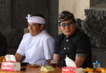 Wabup Supriatna Salurkan Bantuan untuk Dukung Upacara Ngaben Massal di Desa Adat Tambakan Salurkan Bantuan