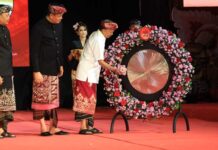 Gubernur Koster Tutup PKB ke-48, Ajak Masyarakat Tak Pernah Lelah Jaga Budaya Bali PKB Ke-48